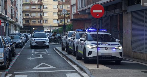Operación policial en dos lonjas ocupadas del barrio gasteiztarra de Coronación. Fotos: Ayuntamiento de Gasteiz