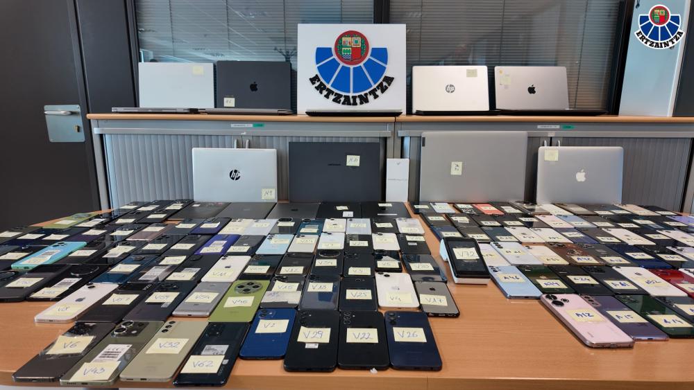 Parte del material incautado por la Ertzaintza al grupo criminal desmantelado