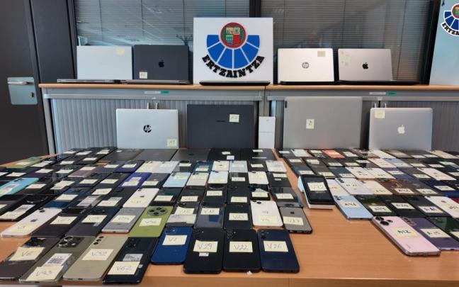 Parte del material incautado por la Ertzaintza al grupo criminal desmantelado