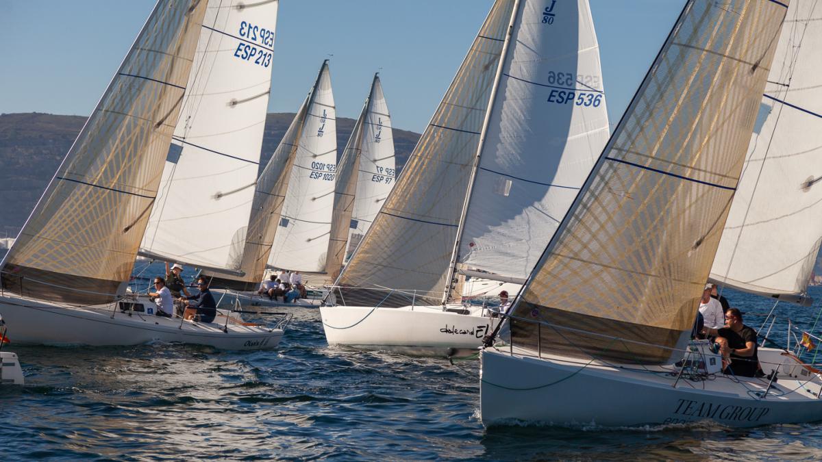 Las tripulaciones disfrutaron en una bonita jornada inicial con viento del nordeste de 8 a 12 nudos. Foto: RCMA-RSC