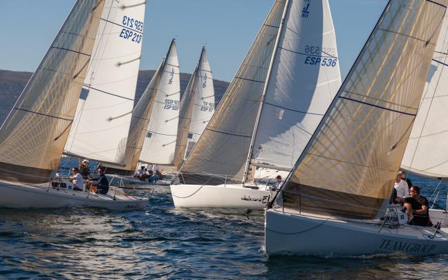 Las tripulaciones disfrutaron en una bonita jornada inicial con viento del nordeste de 8 a 12 nudos. Foto: RCMA-RSC