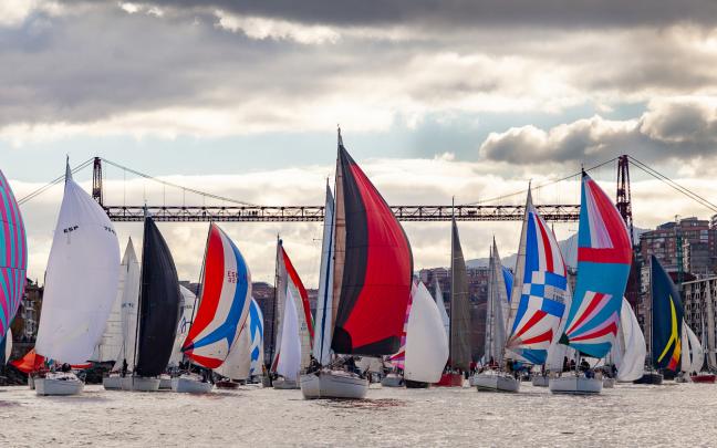 Estampa clásica que dibujan los barcos navegando bajo el Puente de Bizkaia, con sus velas desplegadas / Foto: RCMA-RSC