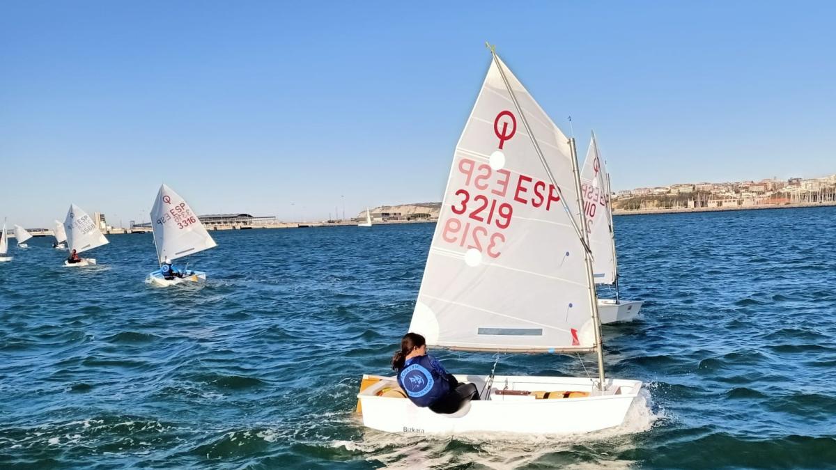 El Trofeo Navidad–Rural Kutxa puso el broche final a la temporada de vela ligera / Foto: RCMA-RSC