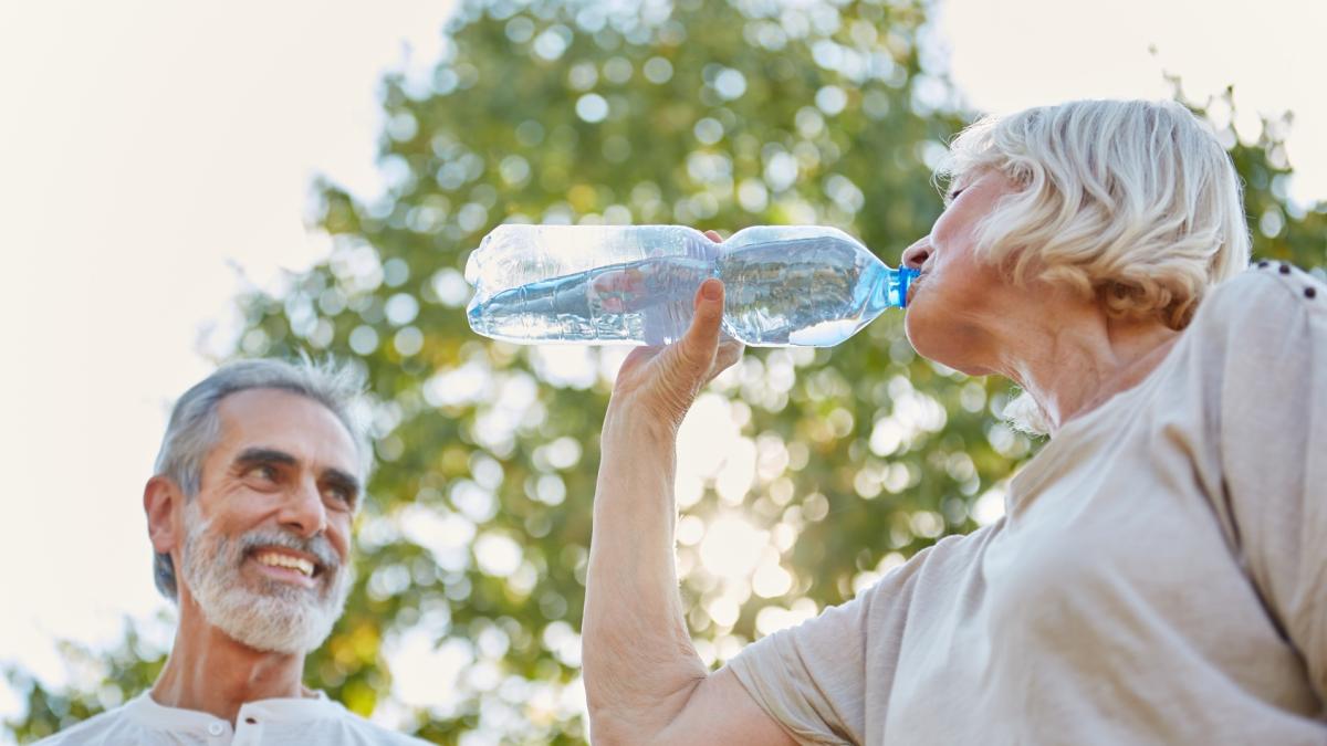 Una persona bebe agua en un día de mucho calor. Foto: Gobierno de Navarra