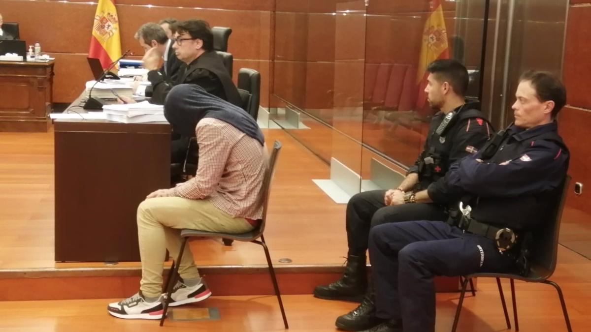 El acusado de asesinar a un joven en un pabellón industrial abandonado de Gasteiz, durante el juicio. Foto: Europa Press 