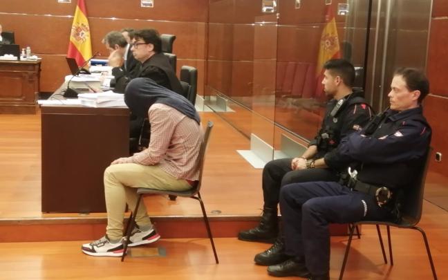 El acusado de asesinar a un joven en un pabellón industrial abandonado de Gasteiz, durante el juicio. Foto: Europa Press 