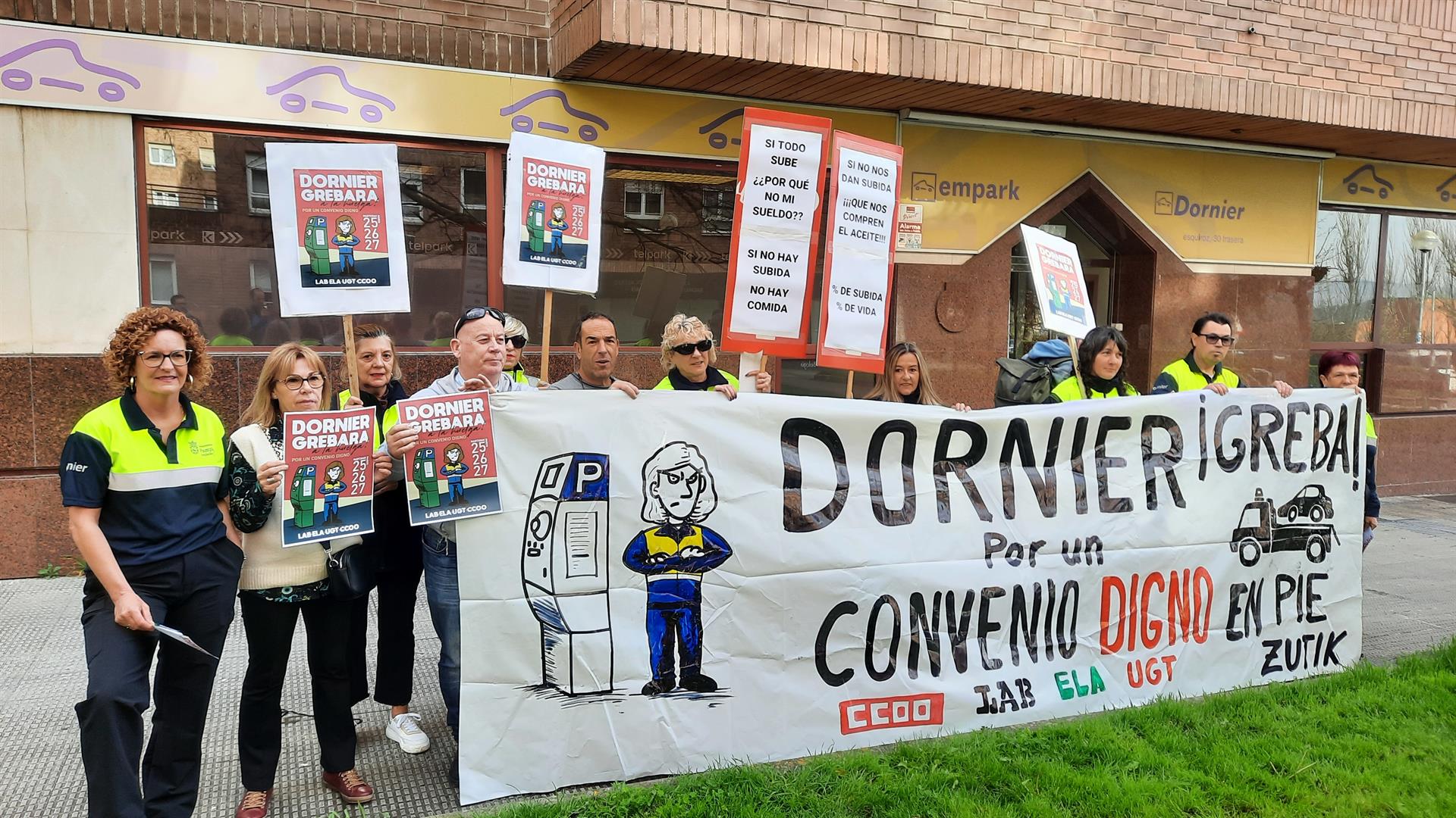Trabajadores de Dornier junto a instalaciones de la empresa. Foto: LAB