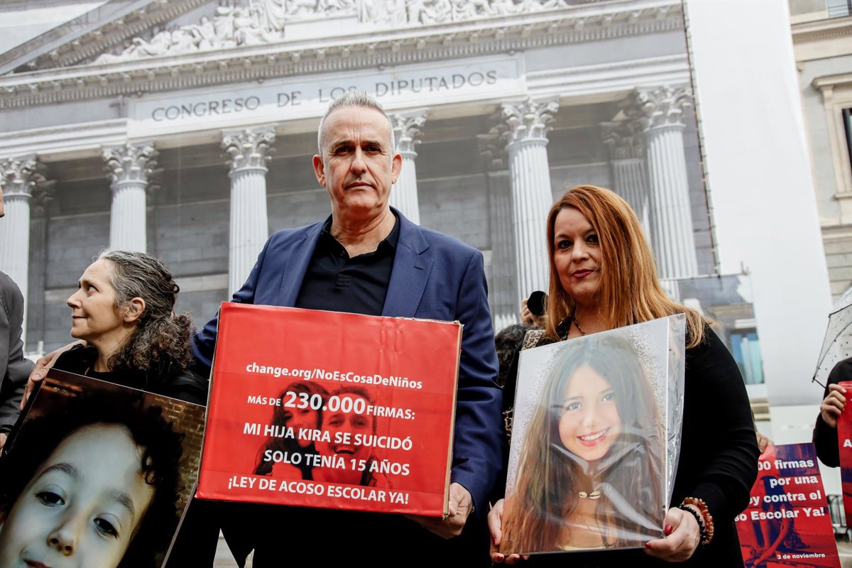 Archivo - El padre de Kira, la niña que se suicidó con 15 años, José Manuel López, el día que entregó 230.000 firmas en el Congreso de los Diputados, a 3 de noviembre de 2022 | Carlos Luján - Europa Press - Archivo