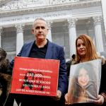 Archivo - El padre de Kira, la niña que se suicidó con 15 años, José Manuel López, el día que entregó 230.000 firmas en el Congreso de los Diputados, a 3 de noviembre de 2022 | Carlos Luján - Europa Press - Archivo