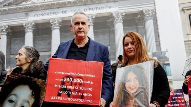 Archivo - El padre de Kira, la niña que se suicidó con 15 años, José Manuel López, el día que entregó 230.000 firmas en el Congreso de los Diputados, a 3 de noviembre de 2022 | Carlos Luján - Europa Press - Archivo