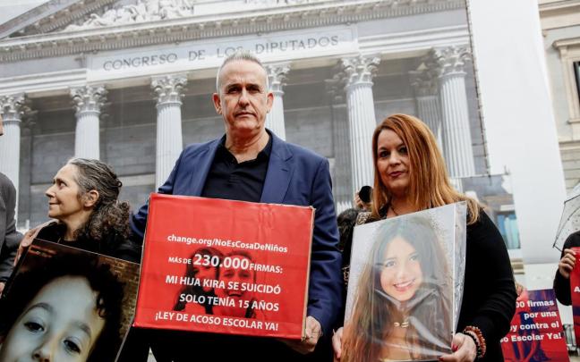Archivo - El padre de Kira, la niña que se suicidó con 15 años, José Manuel López, el día que entregó 230.000 firmas en el Congreso de los Diputados, a 3 de noviembre de 2022 | Carlos Luján - Europa Press - Archivo