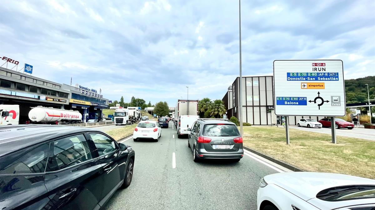  Vehículos circulando por una carretera guipuzcoana. Javi Colmenero. Europa Press