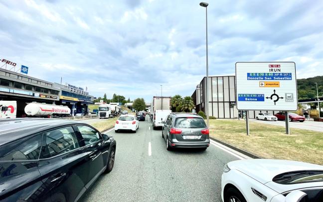  Vehículos circulando por una carretera guipuzcoana. Javi Colmenero. Europa Press