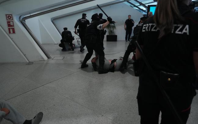 Miembros de la Ertzaintza detienen a varios activistas en el aeropuerto de Bilbao. - Europa Press