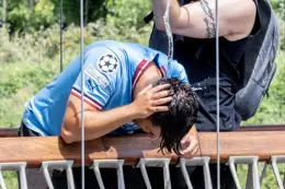  Un chico se moja la cabeza para combatir el calor - Ricardo Rubio - Europa Press - Archivo
