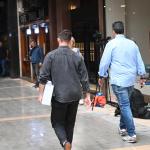 Agentes de la UCO con una caja con documentación en la sede de Tubos Reunidos en Bilbao. / DAVID DE HARO/EUROPA PRESS
