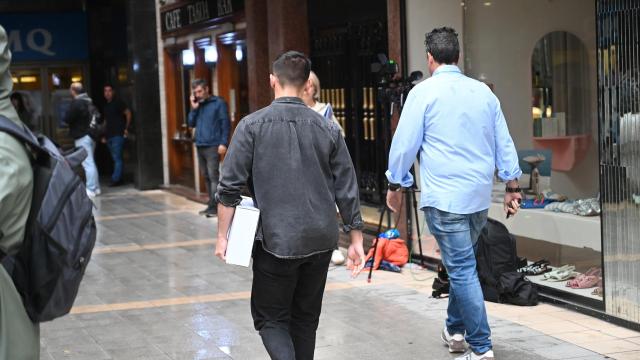 Agentes de la UCO con una caja con documentación en la sede de Tubos Reunidos en Bilbao. / DAVID DE HARO/EUROPA PRESS