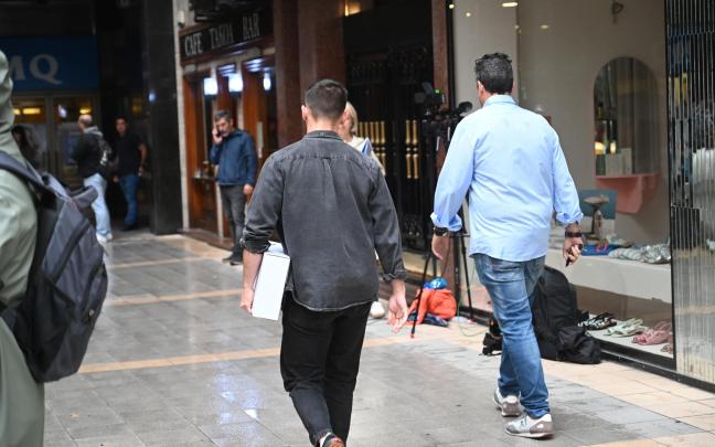 Agentes de la UCO con una caja con documentación en la sede de Tubos Reunidos en Bilbao. / DAVID DE HARO/EUROPA PRESS