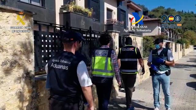 Detenidas ocho personas en Gipuzkoa, entre ellas un menor, y otra en Valencia por tráfico de drogas en el territorio histórico / GUARDIA CIVIL