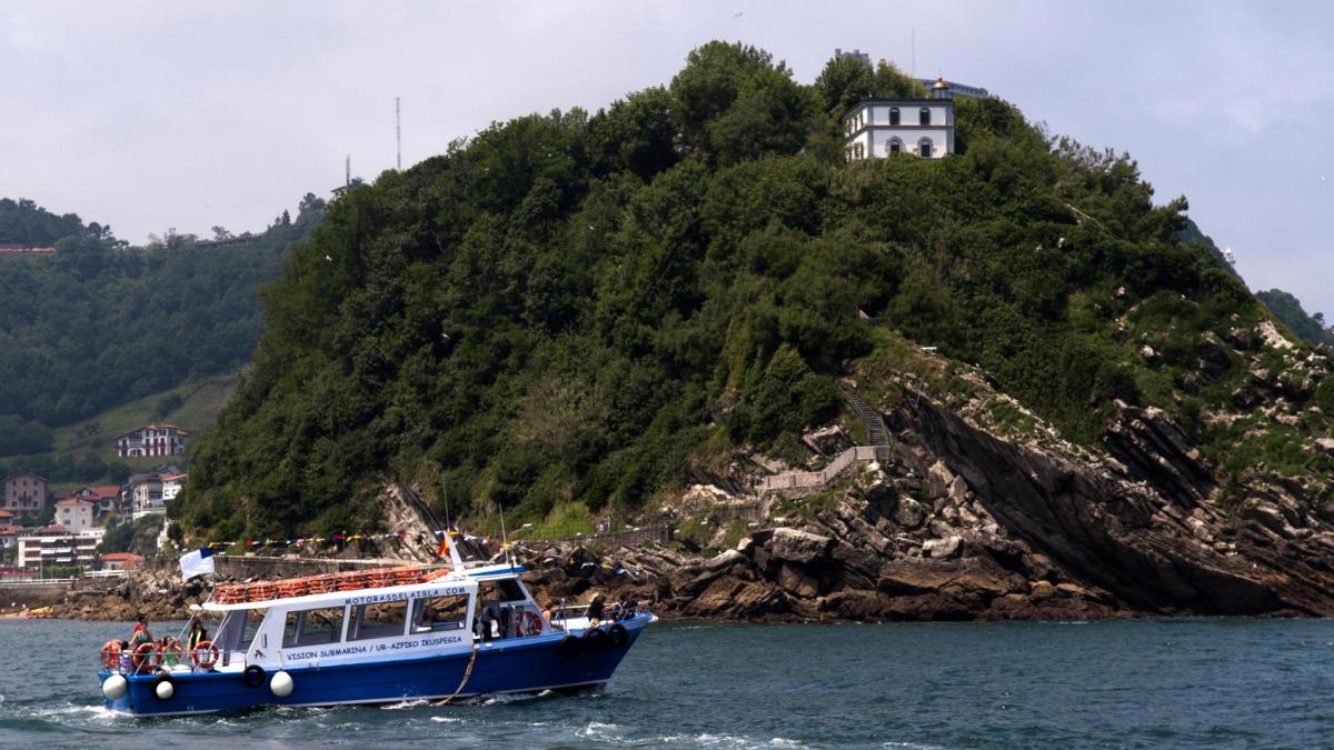 Imagen de la Isla de Santa Clara y de la motora que permite acceder a ella