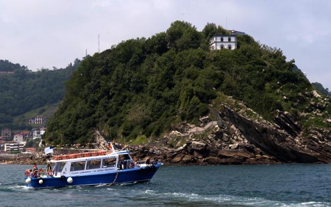 Imagen de la Isla de Santa Clara y de la motora que permite acceder a ella