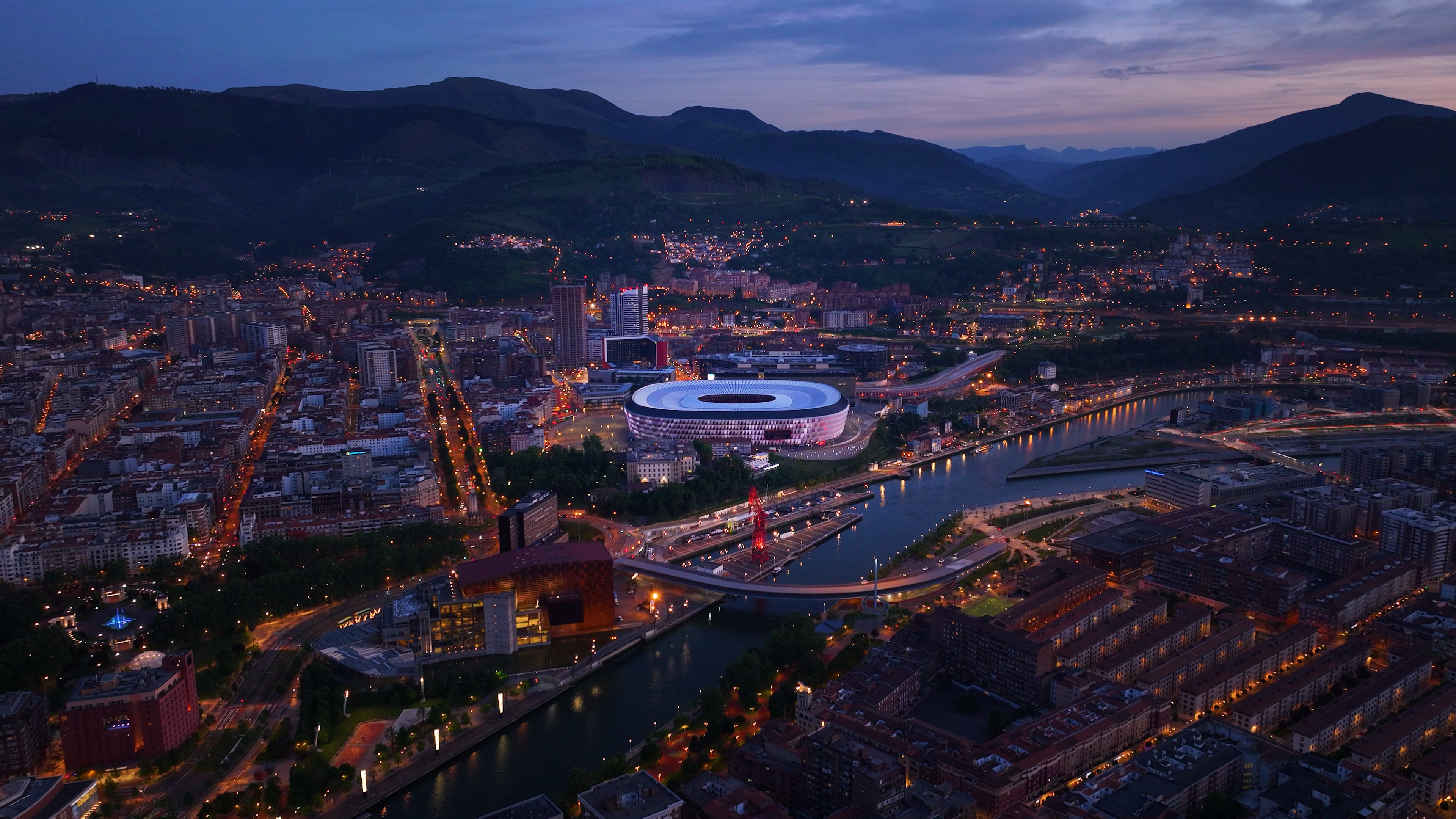 Vista aérea nocturna de Bilbao capturada por los drones de la compañía, un recurso que exige altísima precisión y rigor normativo