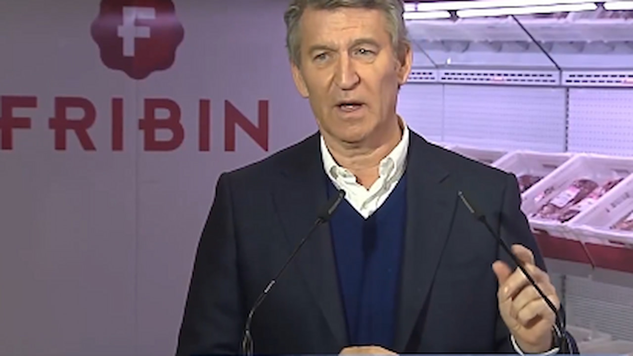 Alberto Núñez Feijoó durante su visita a la empresa Fribin