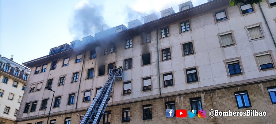 Imagen del incendio registrado hoy en un edificio de la calle Ondarroa | Bomberos de Bilbao