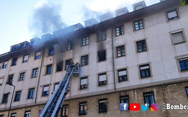 Imagen del incendio registrado hoy en un edificio de la calle Ondarroa | Bomberos de Bilbao