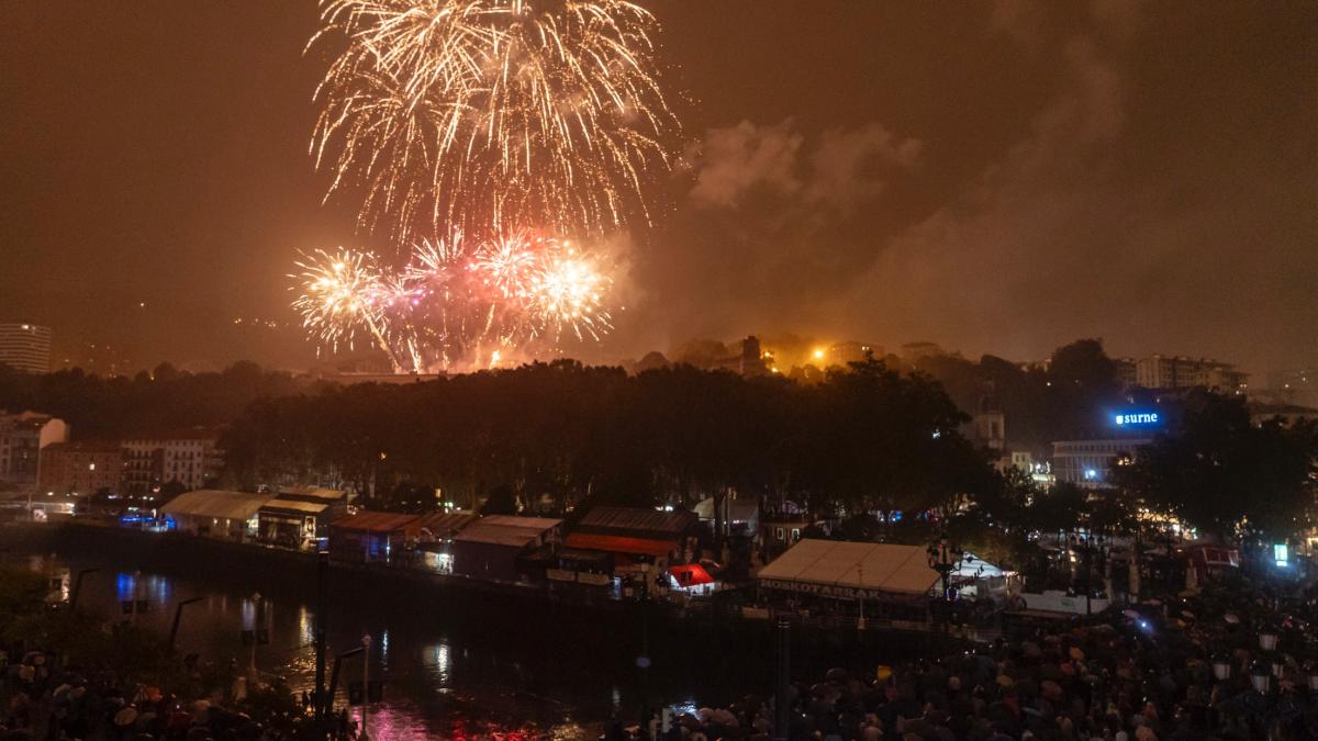 Fuegos artificiales en la Aste Nagusia de Bilbao. BILBAO.EUS