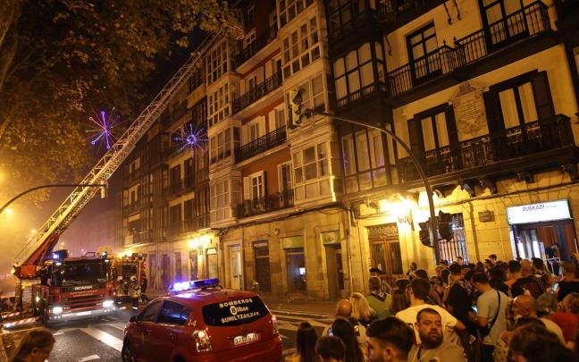 Imagen del desalojo de las txosnas por el incendio en la calle Viuda de Epalza. Deia. Imagen del desalojo de las txosnas por el incendio en la calle Viuda de Epalza. Deia.