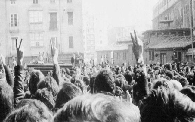 Imagen de archivo del funeral del 3 de marzo de 1976. ASOCIACIÓN 3 DE MARZO Imagen de archivo del funeral del 3 de marzo de 1976. ASOCIACIÓN 3 DE MARZO