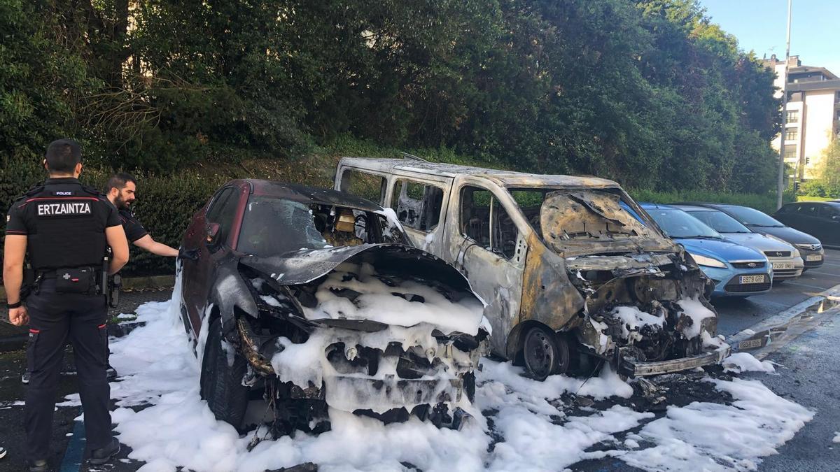 La furgoneta que ha cogido fuego, a la derecha, y el otro vehículo afectado por el incendio. Iker Agirre