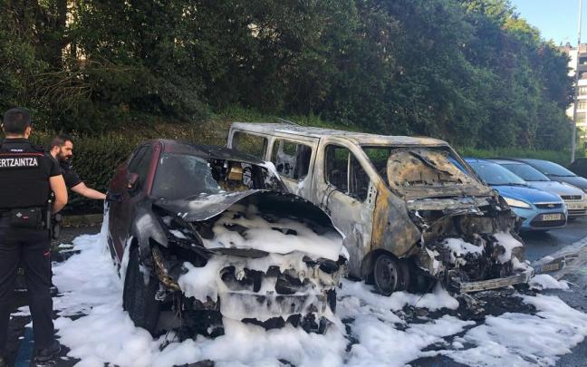 La furgoneta que ha cogido fuego, a la derecha, y el otro vehículo afectado por el incendio. Iker Agirre La furgoneta que ha cogido fuego, a la derecha, y el otro vehículo afectado por el incendio. Iker Agirre