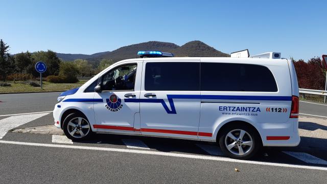 Agentes de la Ertzaintza y servicios de emergencias atienden a loa menores en plena autopista