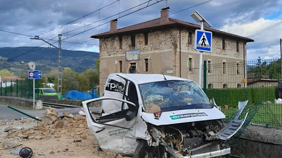 Furgoneta arrollada en Zalla. BOMBEROS DE BIZKAIA X
