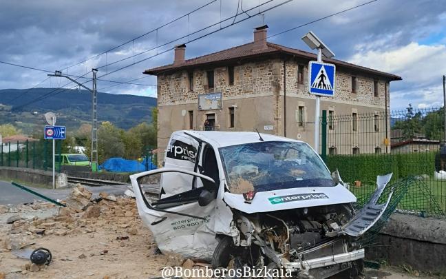 Furgoneta arrollada en Zalla. BOMBEROS DE BIZKAIA X
