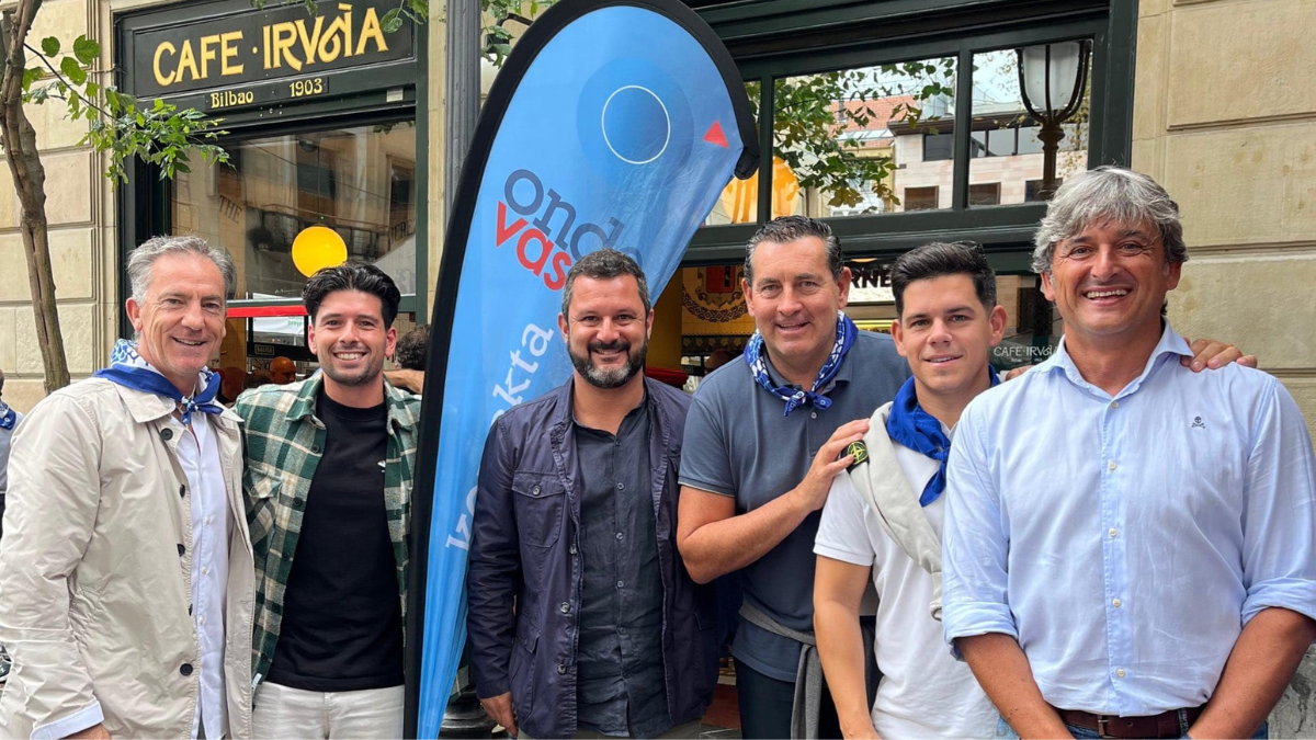 Aitor Larrazabal, Imanol Vilella, Óscar Sampayo, Joseba Núñez, Iñigo Murua y José Manuel Monje, en el Café Iruña