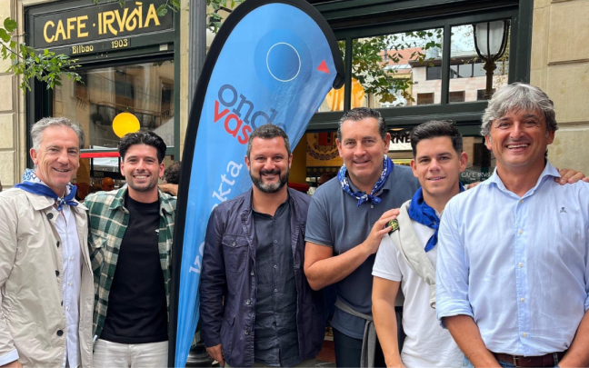 Aitor Larrazabal, Imanol Vilella, Óscar Sampayo, Joseba Núñez, Iñigo Murua y José Manuel Monje, en el Café Iruña