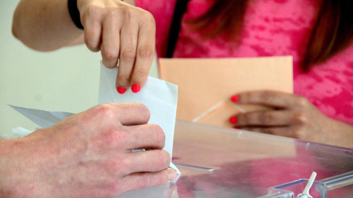 Una mujer deposita su voto en una urna en las pasadas elecciones de mayo. Foto: Diario de Noticias