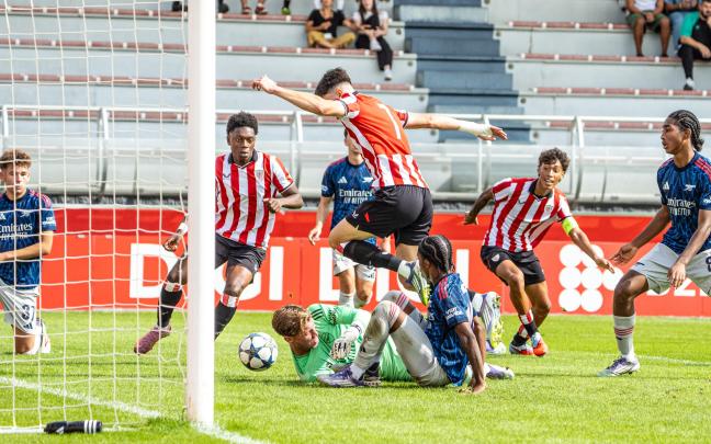 Los sub-19 rojiblancos han sido superiores a los del Arsenal este mediodía en Lezama. / ATHLETIC CLUB