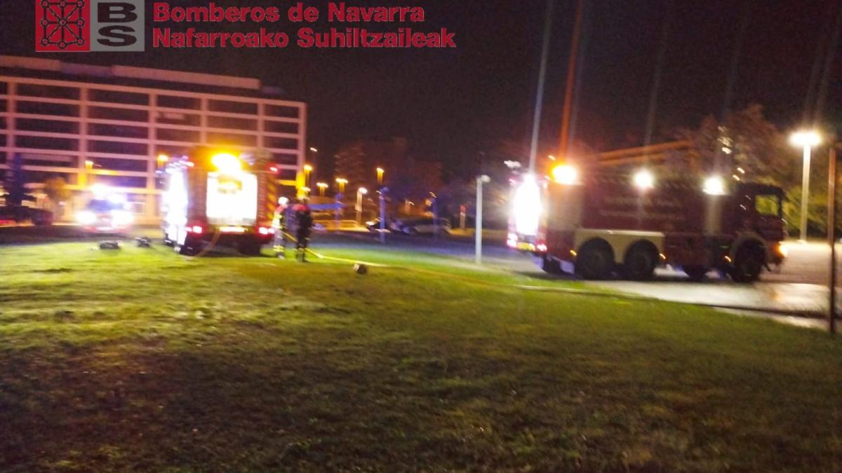 Bomberos extinguen un incendio en una casa deshabitada junto a la cafetería de la UPNA.