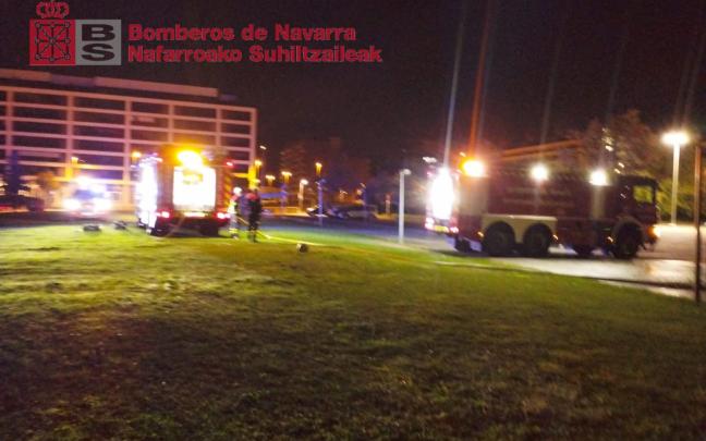 Bomberos extinguen un incendio en una casa deshabitada junto a la cafetería de la UPNA.