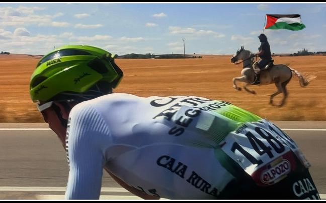 Imagen viralizada del ciclista con la persona a caballo ondeando la bandera de Palestina. 