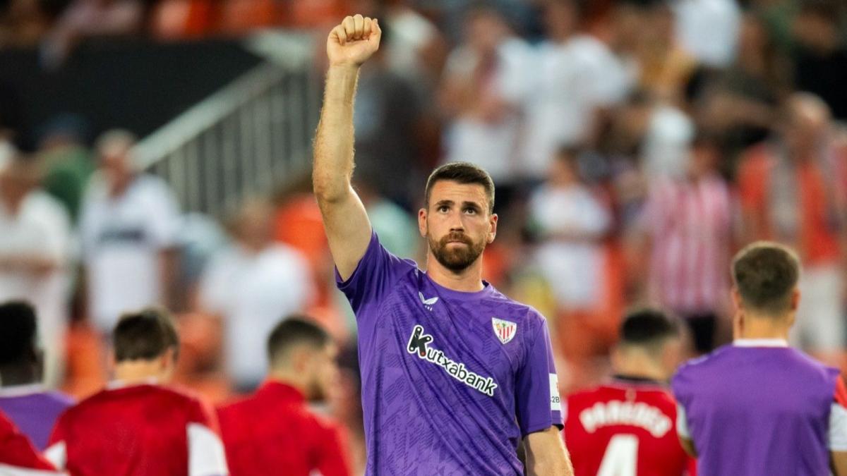 Unai Simón saluda a la afición del Athletic desplaza a Mestalla / Athletic Club