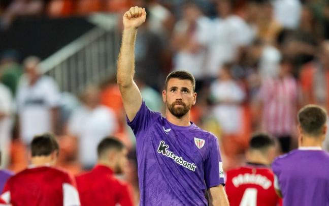 Unai Simón saluda a la afición del Athletic desplaza a Mestalla / Athletic Club
