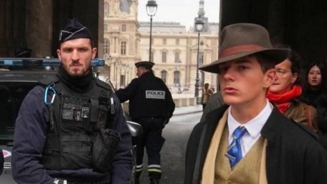 Imagen viralizada en redes sociales en la que aparece el supuesto detective del Louvre.