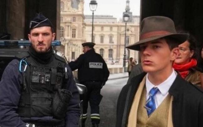 Imagen viralizada en redes sociales en la que aparece el supuesto detective del Louvre.