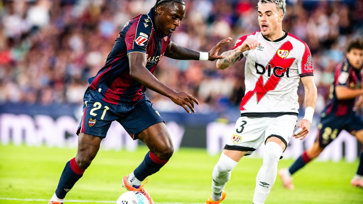 Etta Eyong conduce un balón ante Pep Chavarría / Levante UD