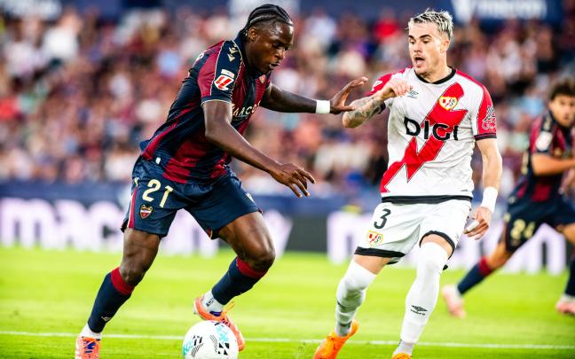 Etta Eyong conduce un balón ante Pep Chavarría / Levante UD